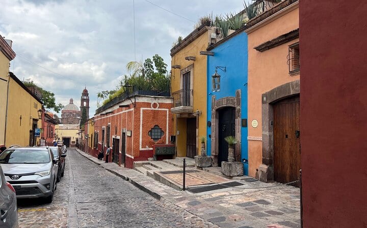 Colorful facades reflect the viceroyal heritage and artistic identity that distinguishes San Miguel de Allende