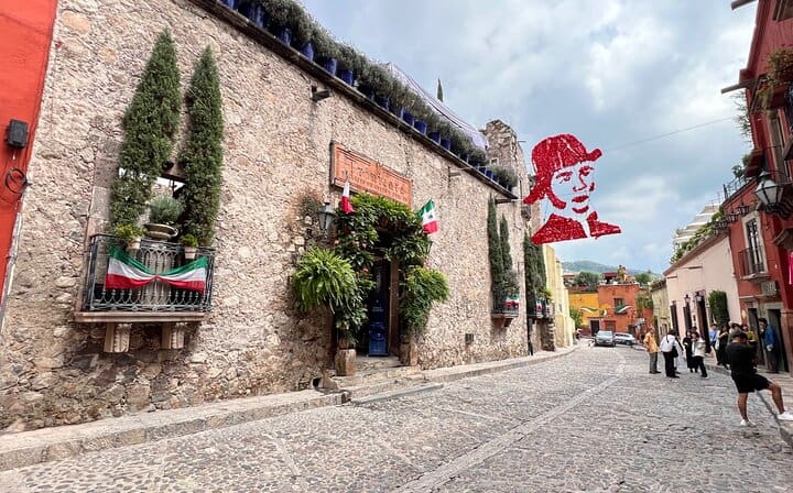 Cobblestone streets that retain the original trace of the colonial era
