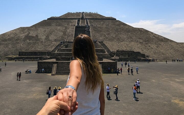 Walking together towards the Pyramid of the Sun
