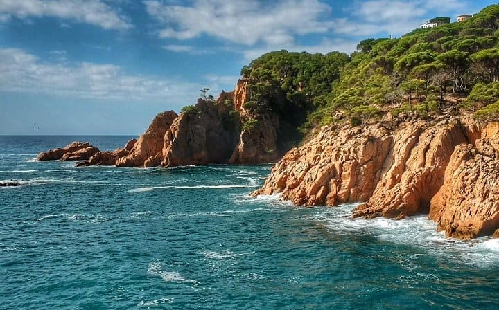 The rugged coastline provides excellent kayaking environment.