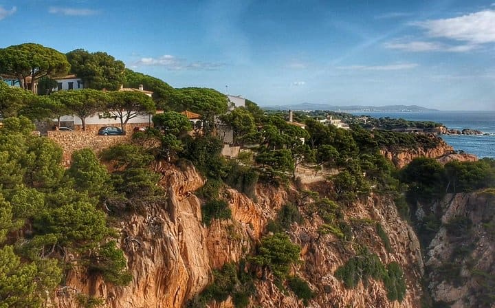 The majestic walk along the Costa Brava coastline to the beach in Sant Pol.