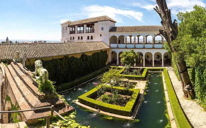 Malaga Shore Excursion: Granada Small-Group Tour Including Skip-the-Line Alhambra Tickets