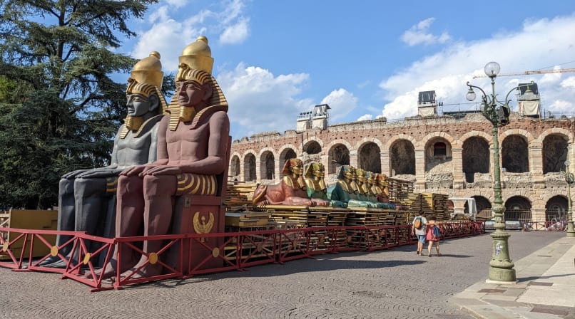 Piazza Bra close the Arena, start the tour with the Official city guide, Likegarda tours