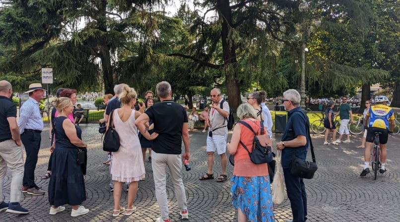 Piazza Bra close the Arena, start the tour with the Official city guide, Likegarda tours