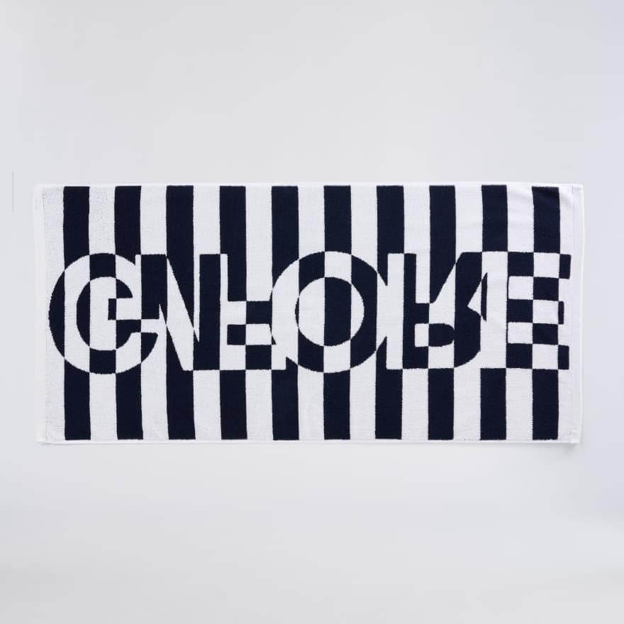 TRIPPY STRIPE GOLF TOWEL in Snow / Twilight image number 3