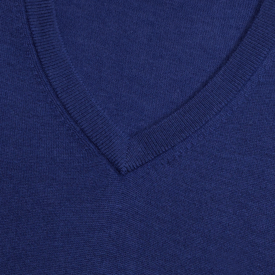 VERSE V NECK CASHMERE SWEATER in Wisteria - Alternate Image 7