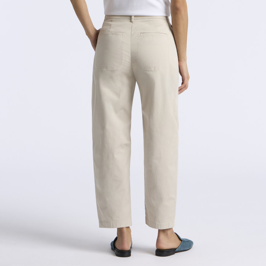 LTD RELEASE STRETCH COTTON GABARDINE BARREL LEG TROUSER in PUMICE - Alternate Image 3