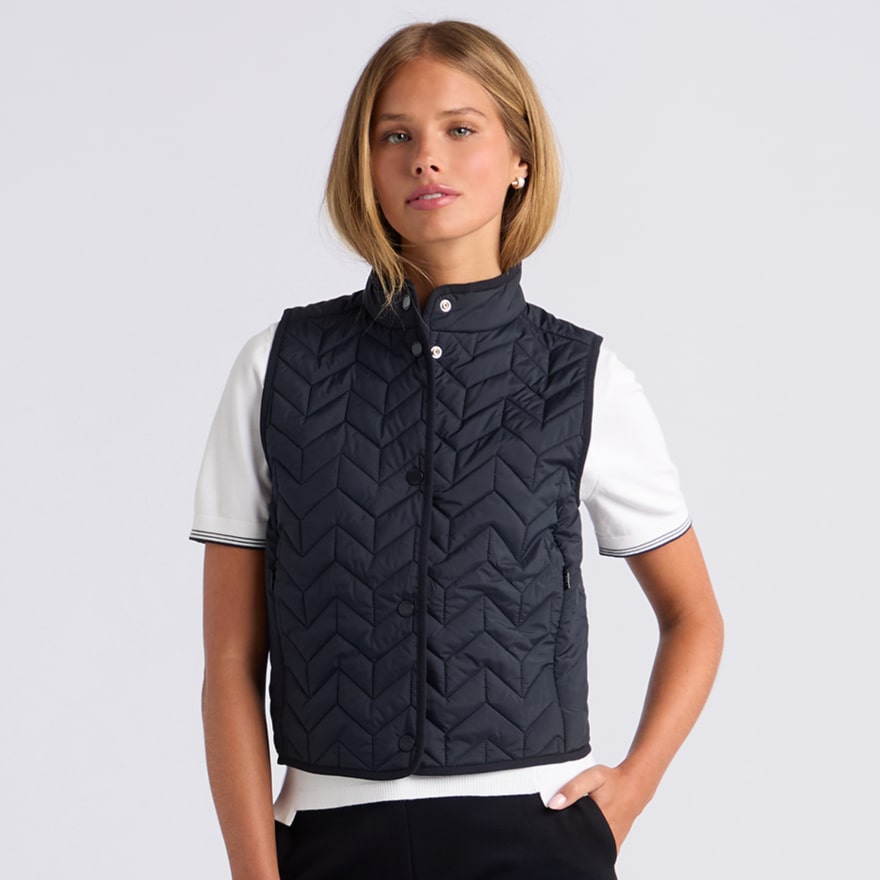 LIGHTWEIGHT CHEVRON QUILTED GILET in Onyx - Alternate Image 2