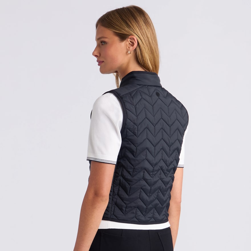 LIGHTWEIGHT CHEVRON QUILTED GILET in Onyx - Alternate Image 3