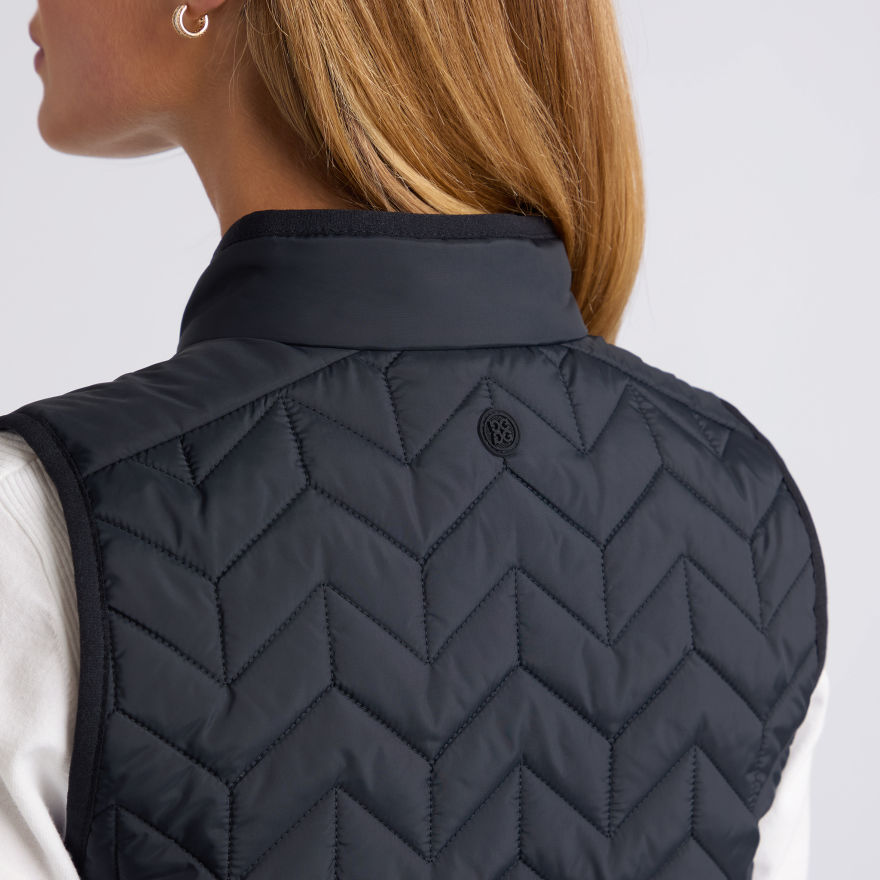 LIGHTWEIGHT CHEVRON QUILTED GILET in Onyx - Alternate Image 4