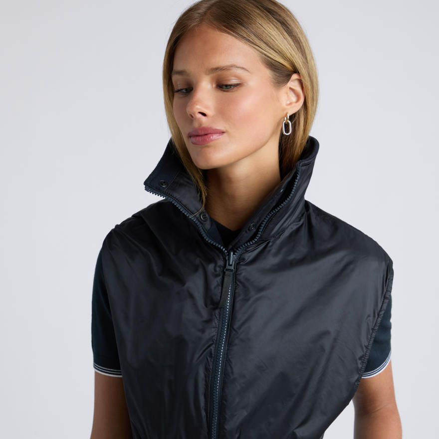 REVERSIBLE FLEECE & NYLON HYBRID GILET in Onyx - Alternate Image 4