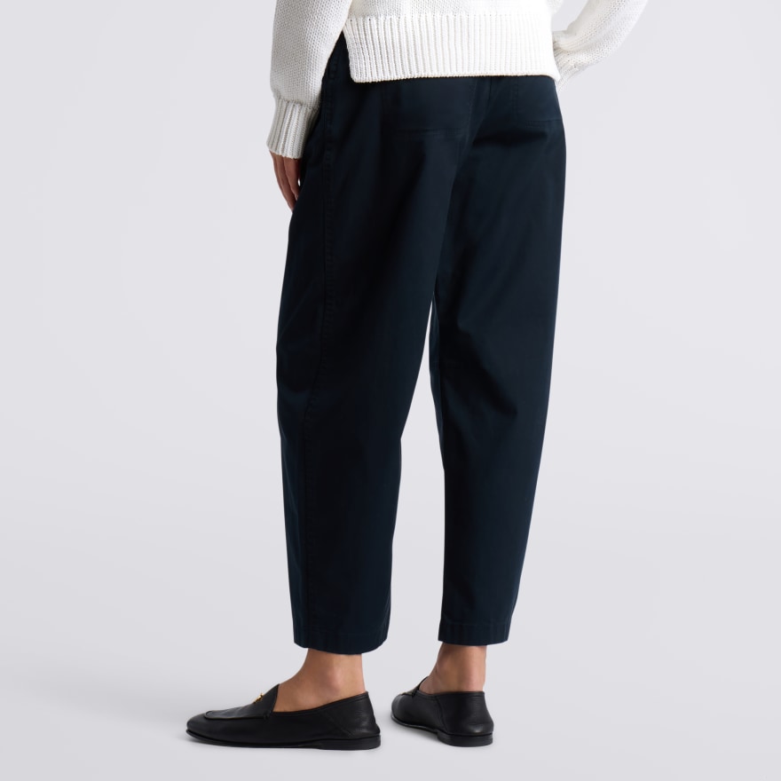 LTD RELEASE STRETCH COTTON GABARDINE BARREL LEG TROUSER in Onyx - Alternate Image 3