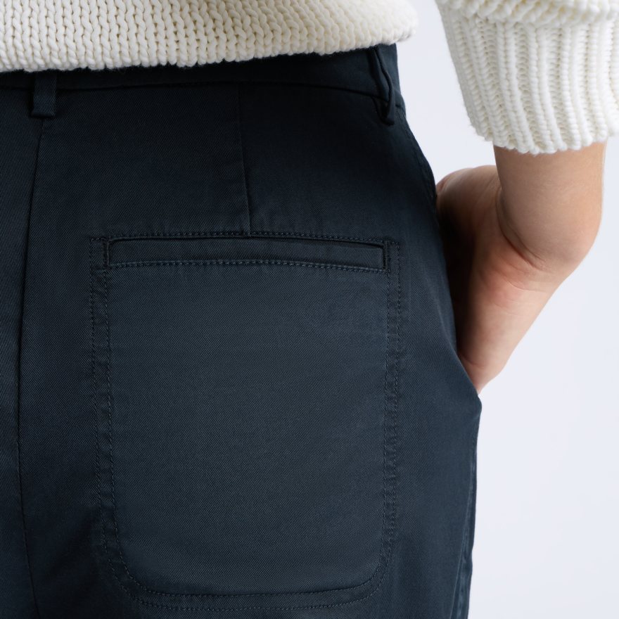 LTD RELEASE STRETCH COTTON GABARDINE BARREL LEG TROUSER in Onyx - Alternate Image 4