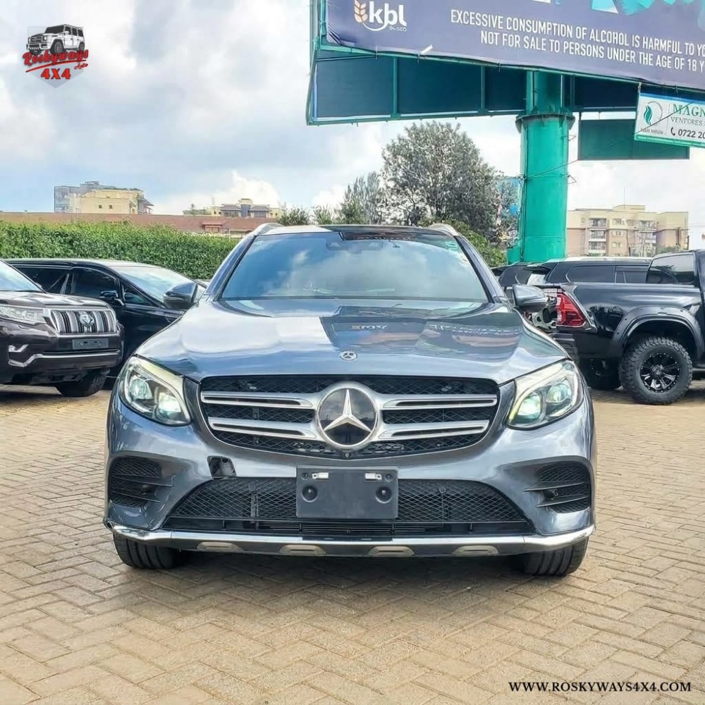 2019 Mercedes-Benz GLC250 4MATIC — Photo 2