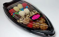 Barco para sushi, porém com brigadeiros gourmet em seu interior protegido por uma tampa de plástico