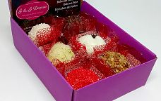 Caixinha na cor lilás, aberta contendo 6 unidades de brigadeiros gourmet com sabores variados.