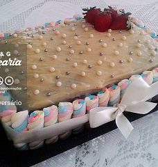 Bolo de aniversário de chocolate com brigadeiro branco e morangos