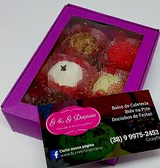 Caixinha lilás fechada com os 6 brigadeiros variados dentro