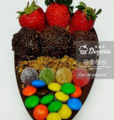 Ovo de Páscoa de colher feito de chocolate coberto com morangos, brigadeiros, castanhas trituradas, balas de goma e M&M's