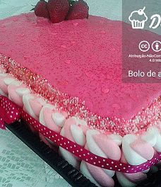 Bolo de aniversário de leite Ninho com morangos e cobertura de mousse de morango