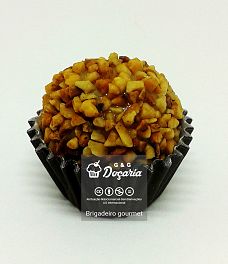 Brigadeiro gourmet de paçoca com castanhas trituradas