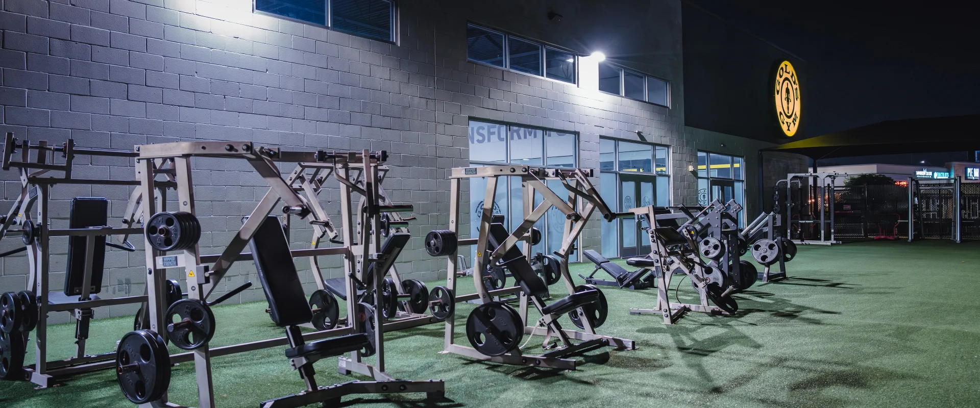 Take your workout outdoors with Gold’s Gym’s outdoor training space. Equipped for strength, cardio, and functional exercises, it’s the perfect setting for fresh air fitness.