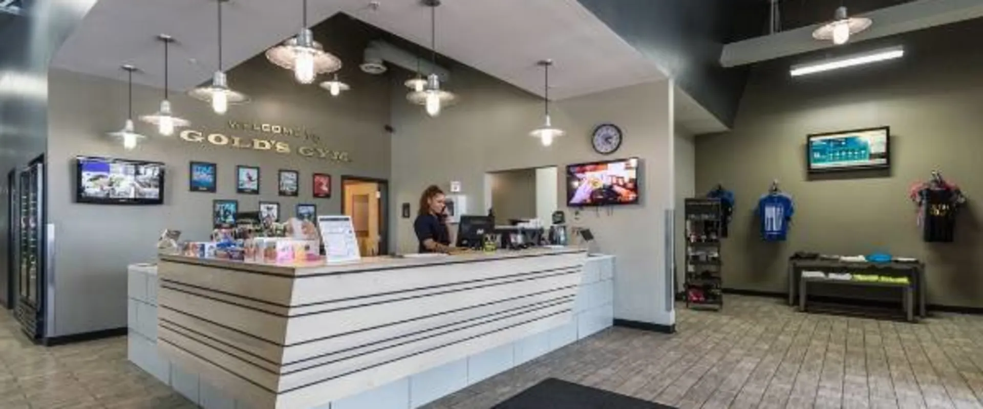 Friendly staff member at front desk ready to assist members at Colonial Heights gym near me