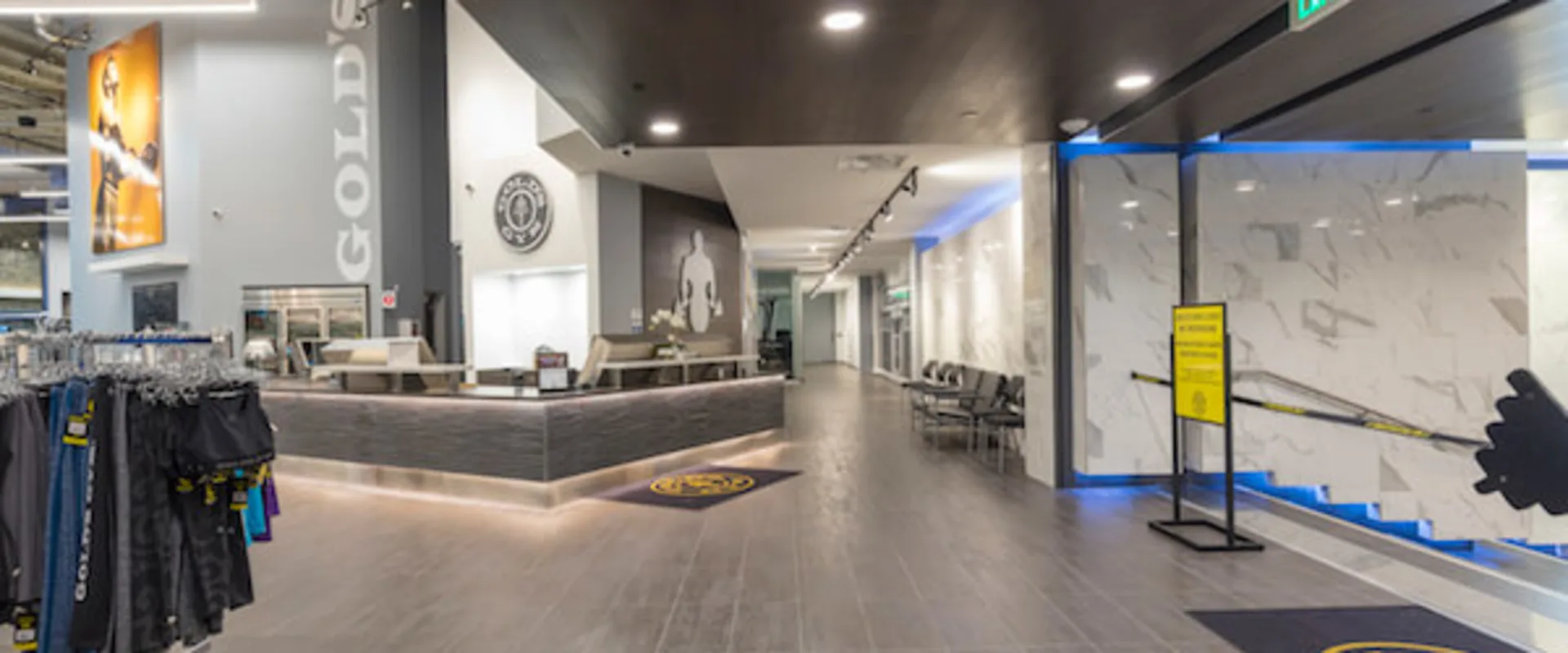 entrance to gold's gym glendale