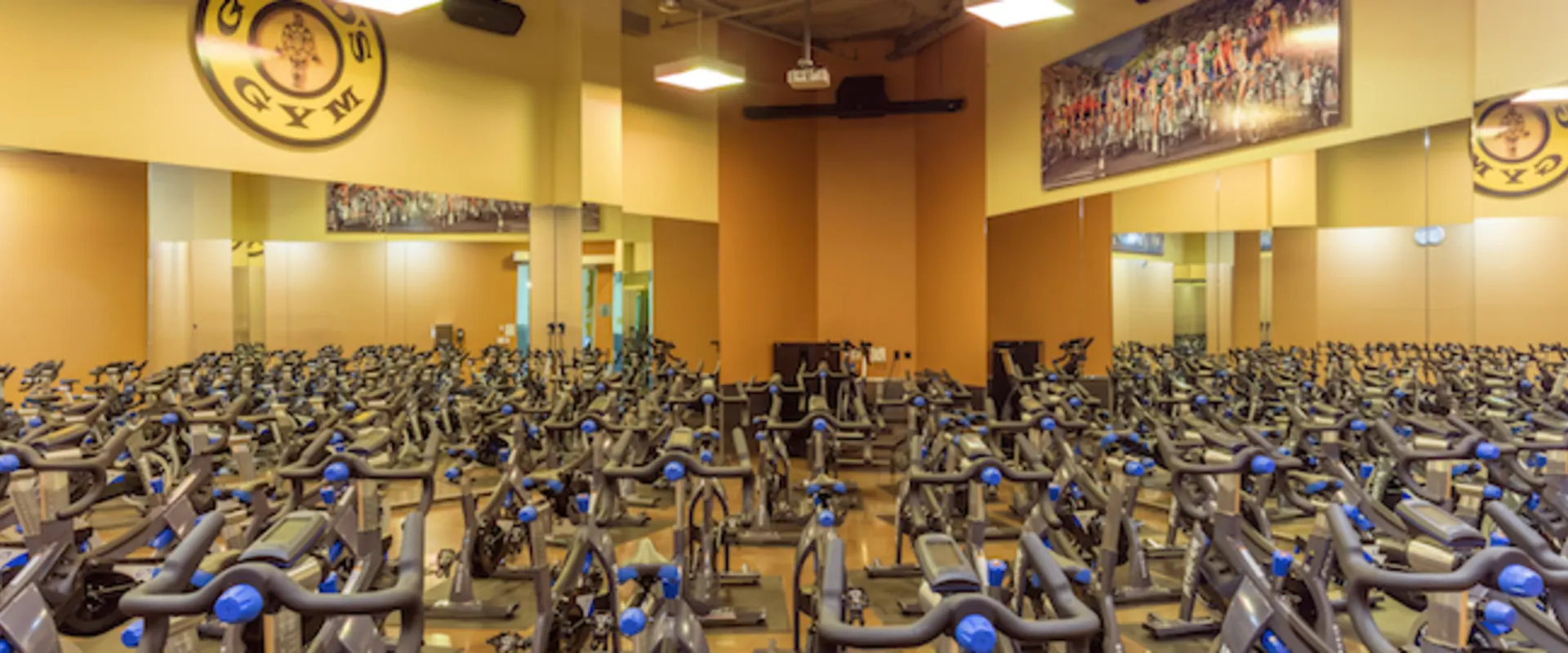 Gold's Gym Valencia spinning room