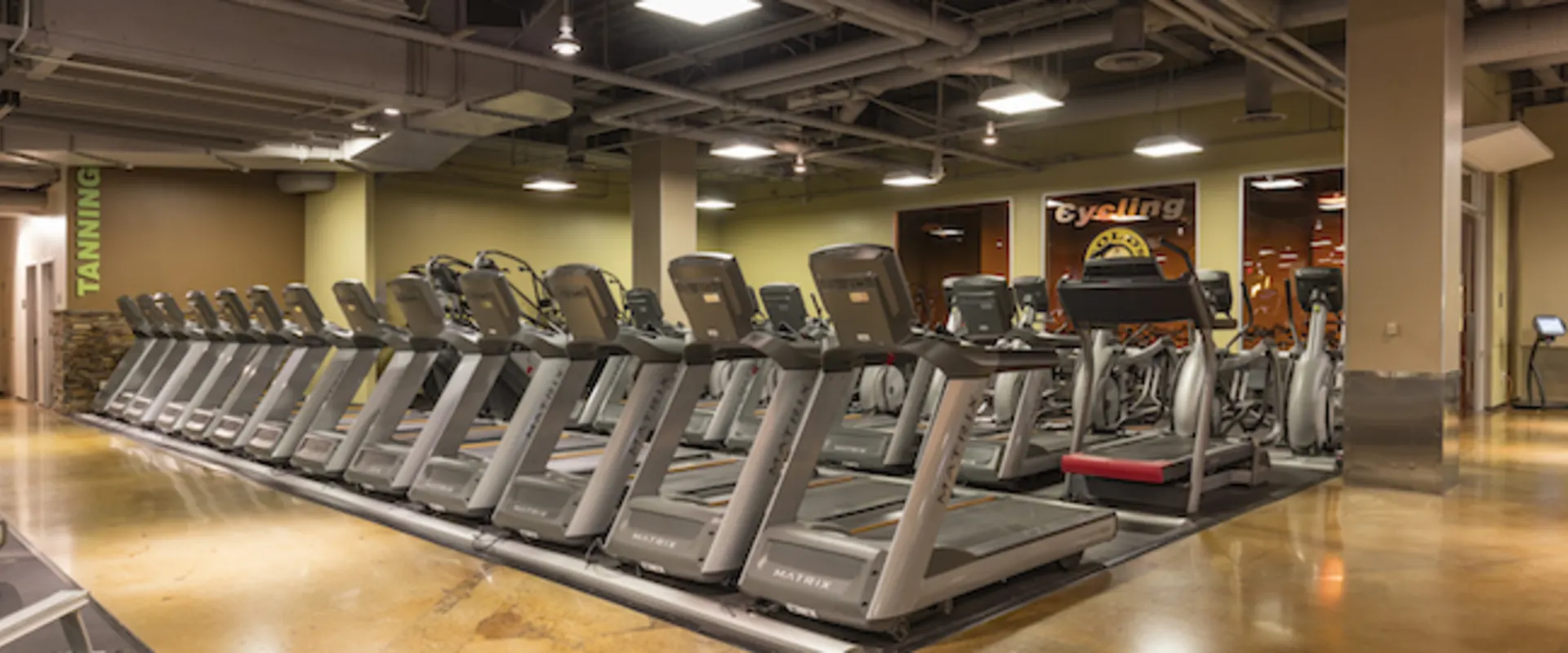 Gold's Gym Downtown Los Angeles cardio equipment