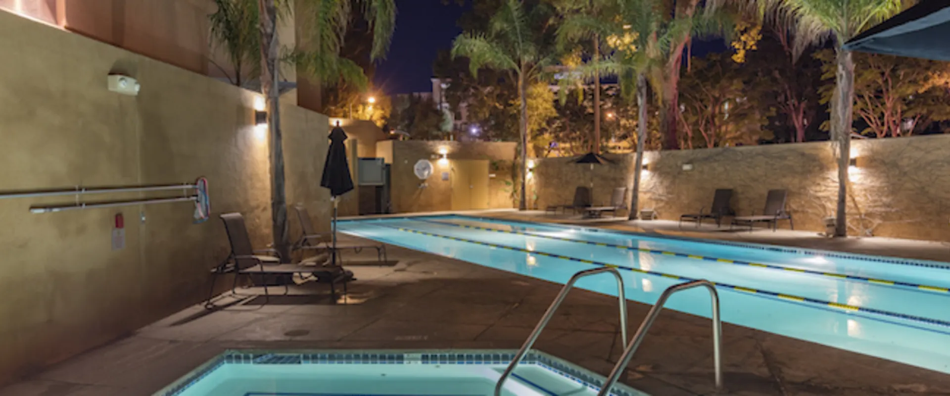 Gold's Gym Valencia outdoor pool & hot tub