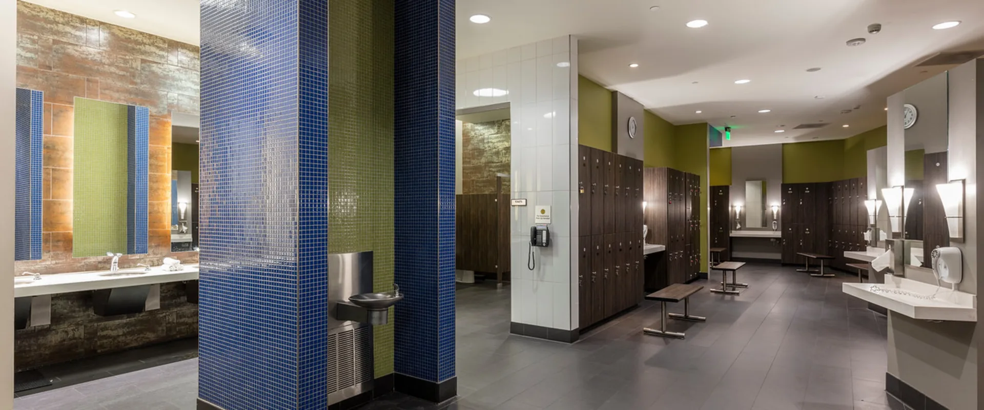 Gold's Gym Arcadia locker rooms