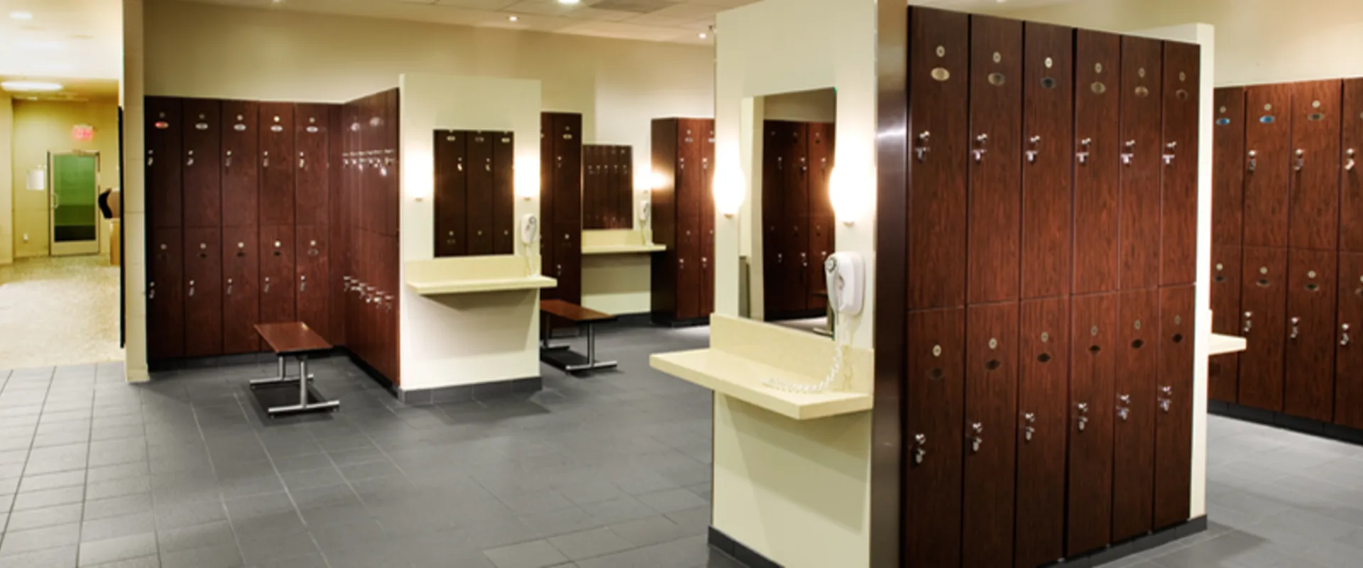 Gold's Gym Downtown Los Angeles locker rooms