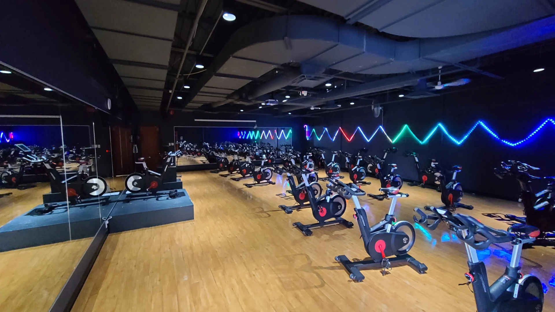 Gold's Gym Place Vertu | Place Vertu, PQ H4R 1Y8 | Build Strength