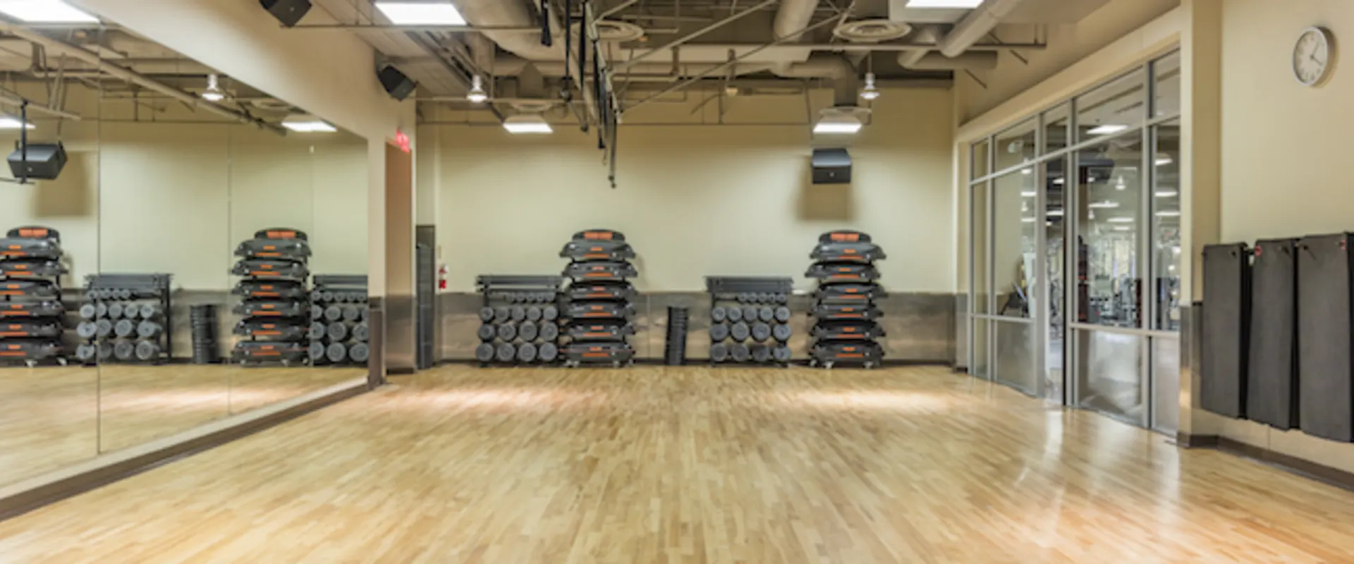 Gold's Gym Downtown Los Angeles stretching room