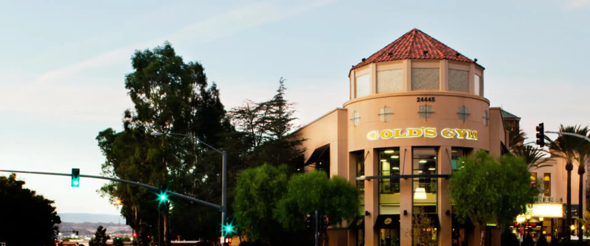 Gold's Gym Valencia entrance