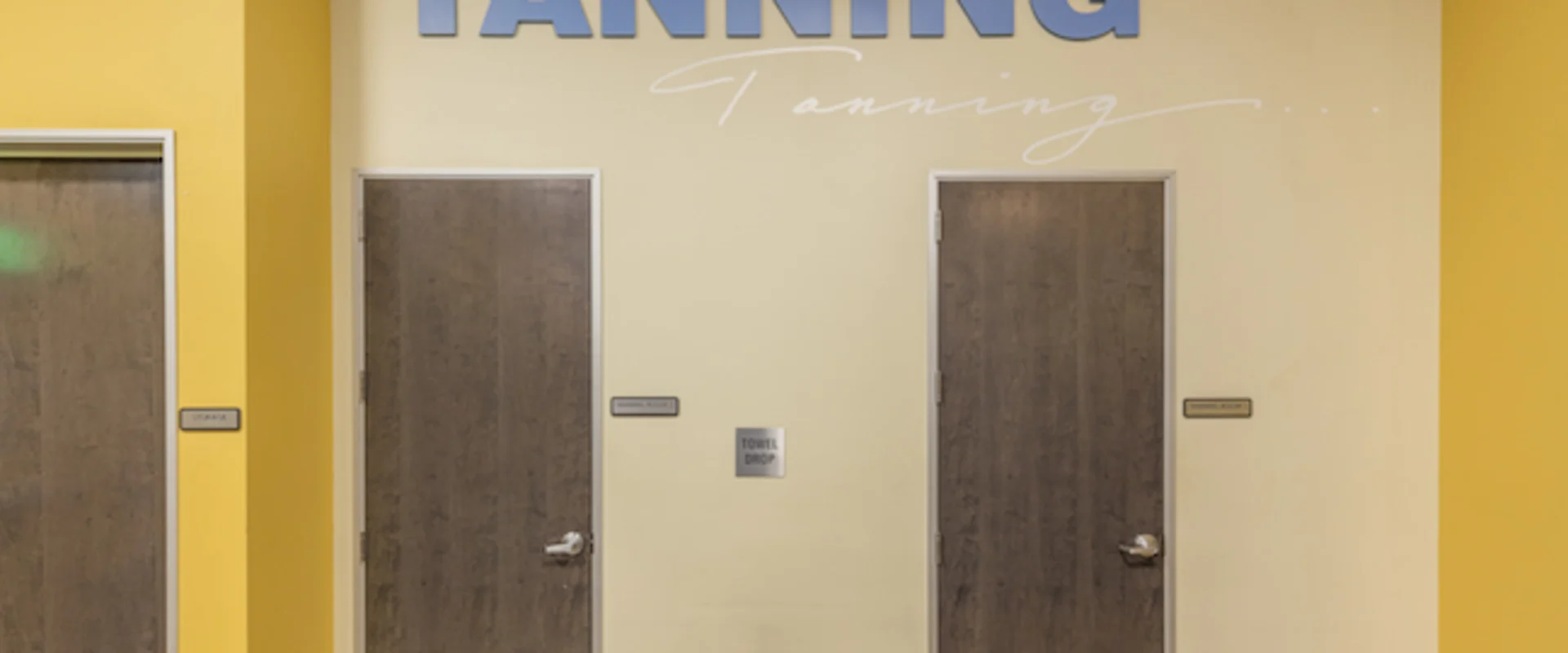 Gold's Gym Valencia tanning rooms