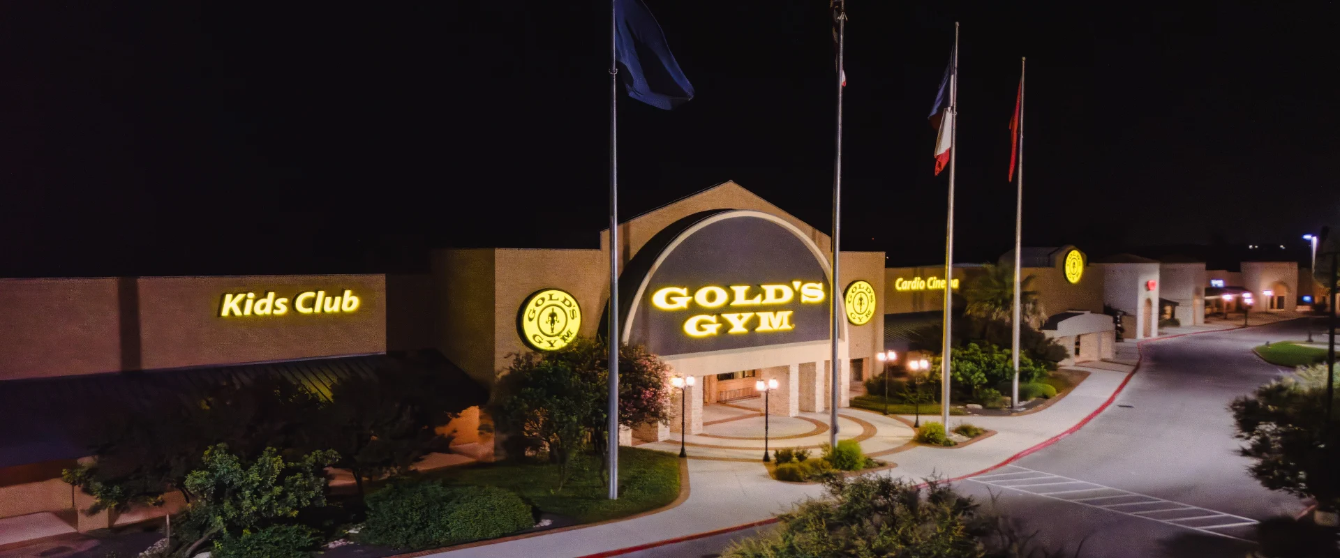 Exterior of Gold's Gym New Braunfels
