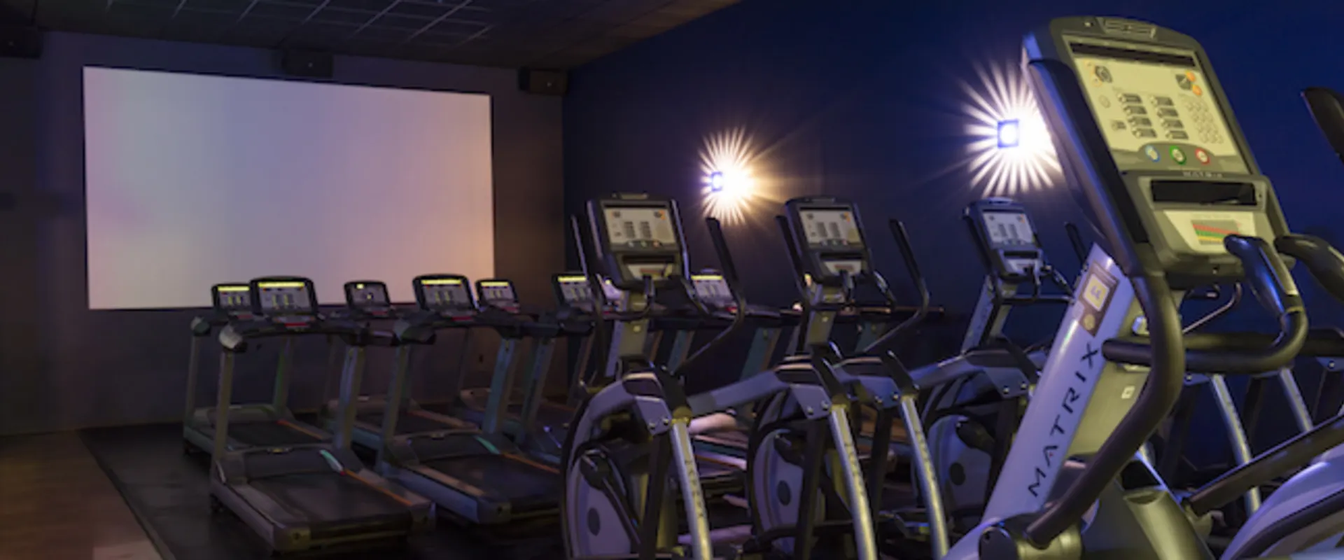 Gold's Gym Valencia cardio cinema