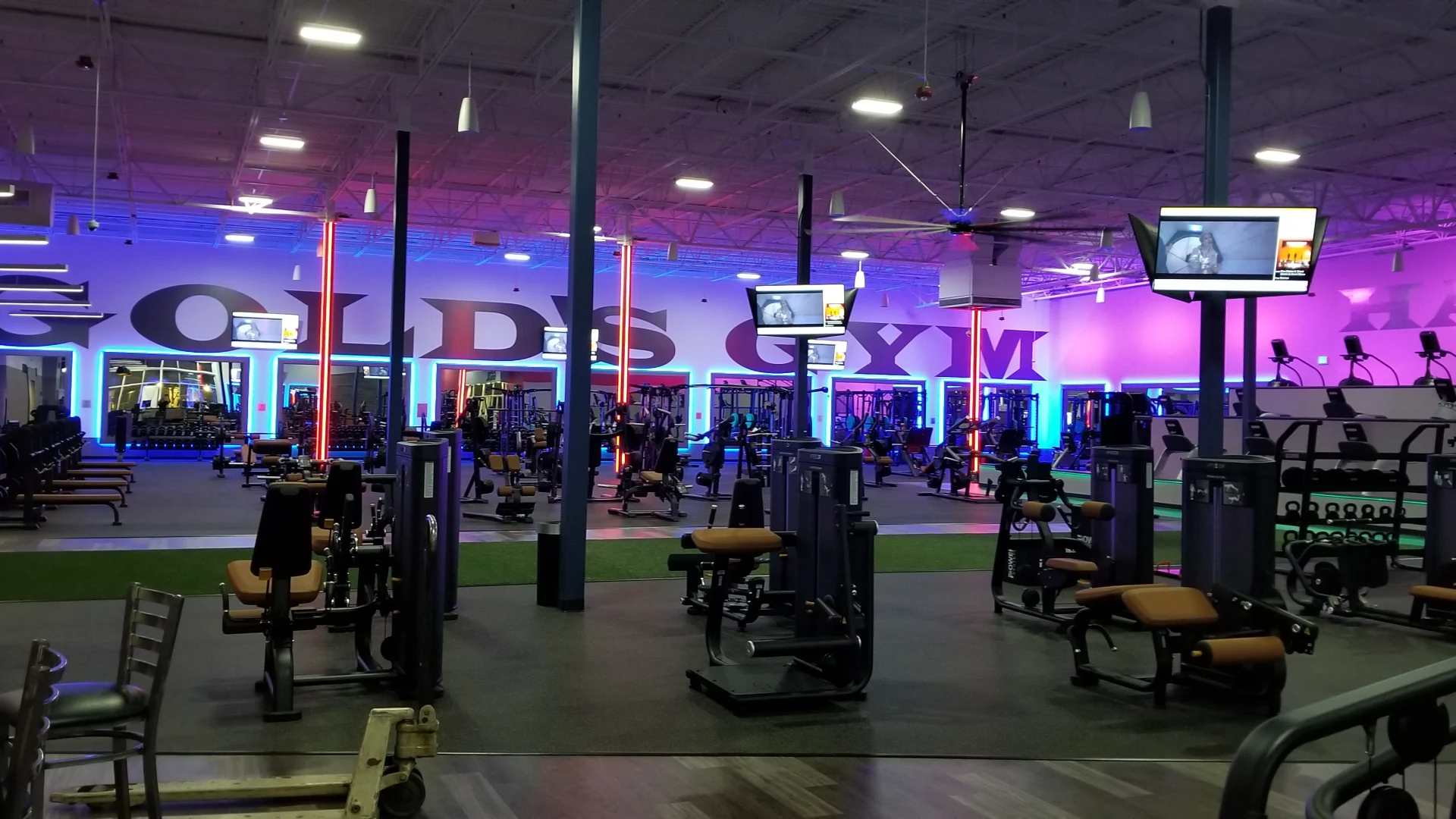 Gold's Gym Vancouver Hazel Dell Interior