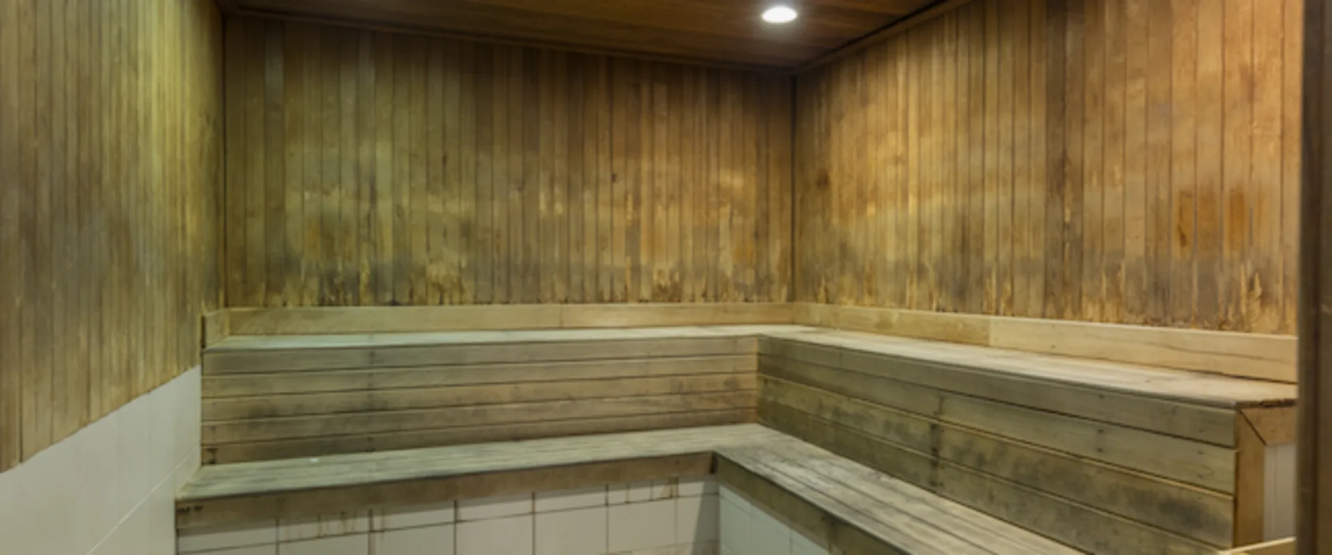 Gold's Gym Downtown Los Angeles steam room