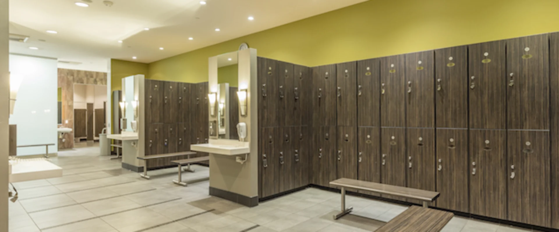 Gold's Gym Valencia locker room