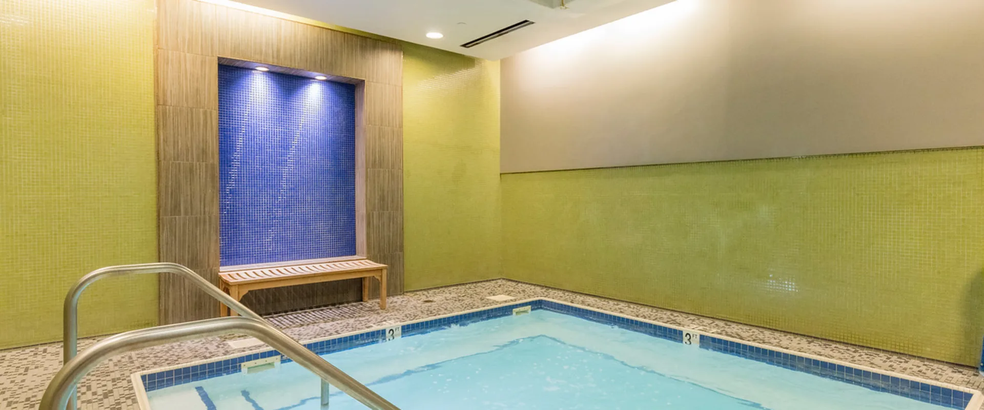 Gold's Gym Arcadia spa