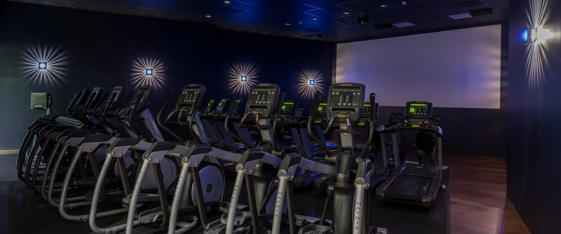 Gold's Gym Arcadia cardio cinema
