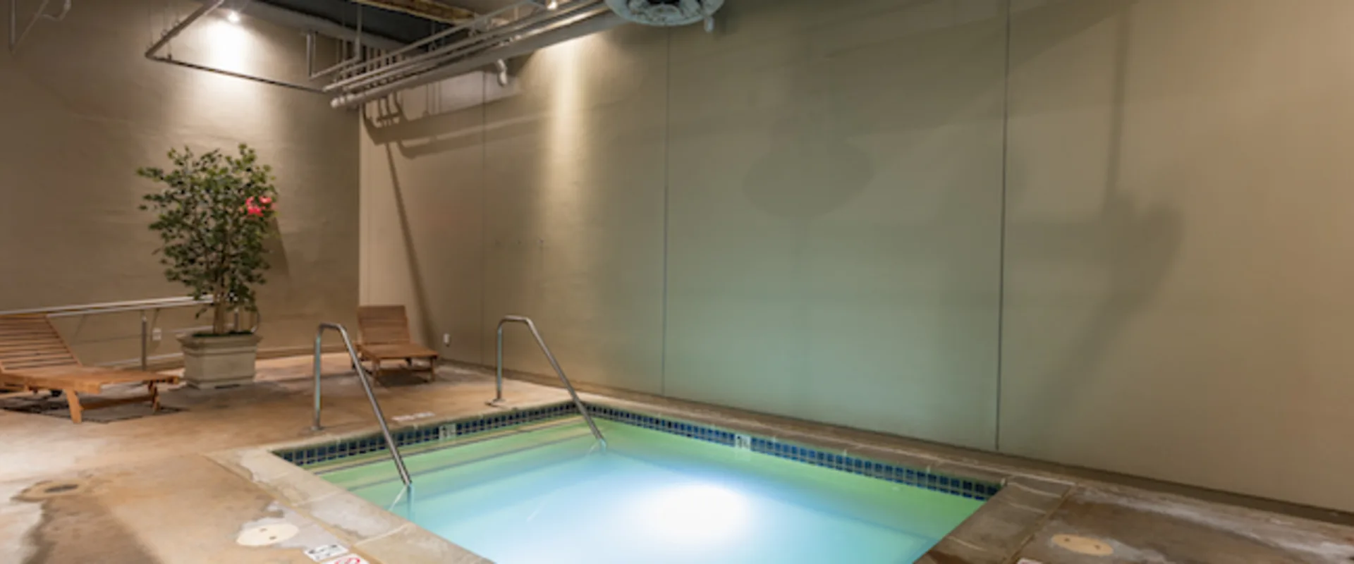 Gold's Gym Downtown Los Angeles spa