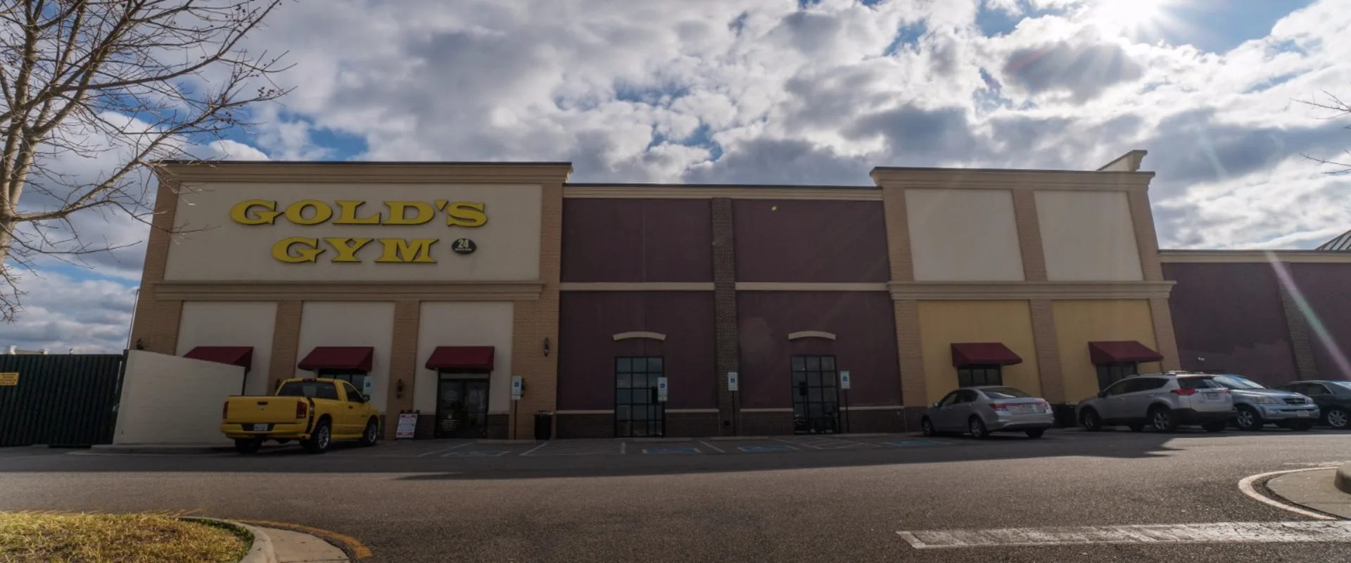 Gold's Gym Midlothian Entrance