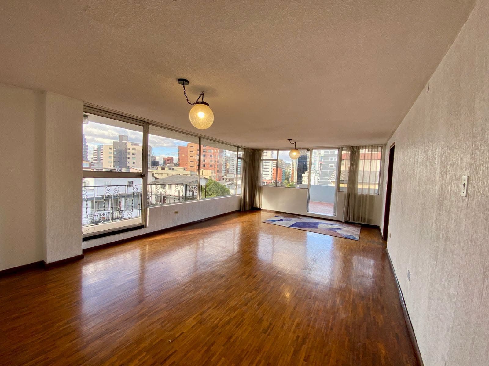 Departamento de 4 dormitorios en arriendo en Iñaquito – Rumipamba, Quito