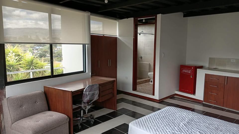 Suite semi amoblada en arriendo frente al Scala Shopping, Cumbaya