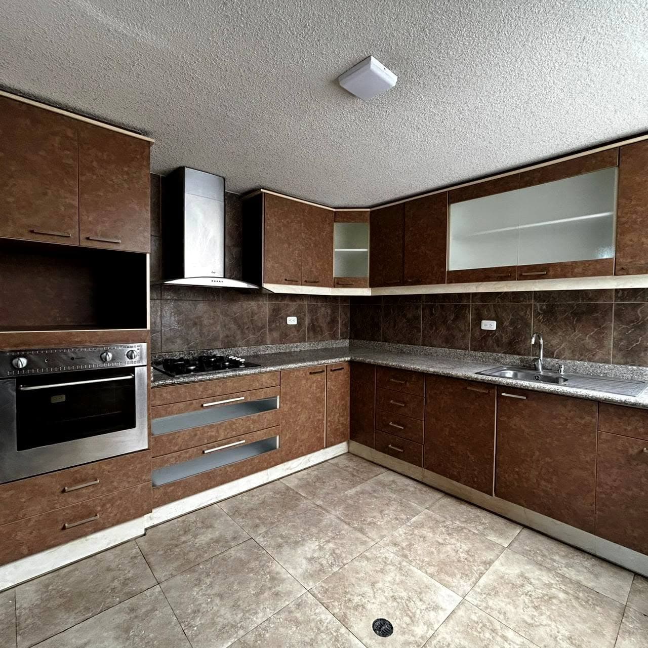 Departamento en arriendo en Mena del Hierro, cerca de El Condado, Quito