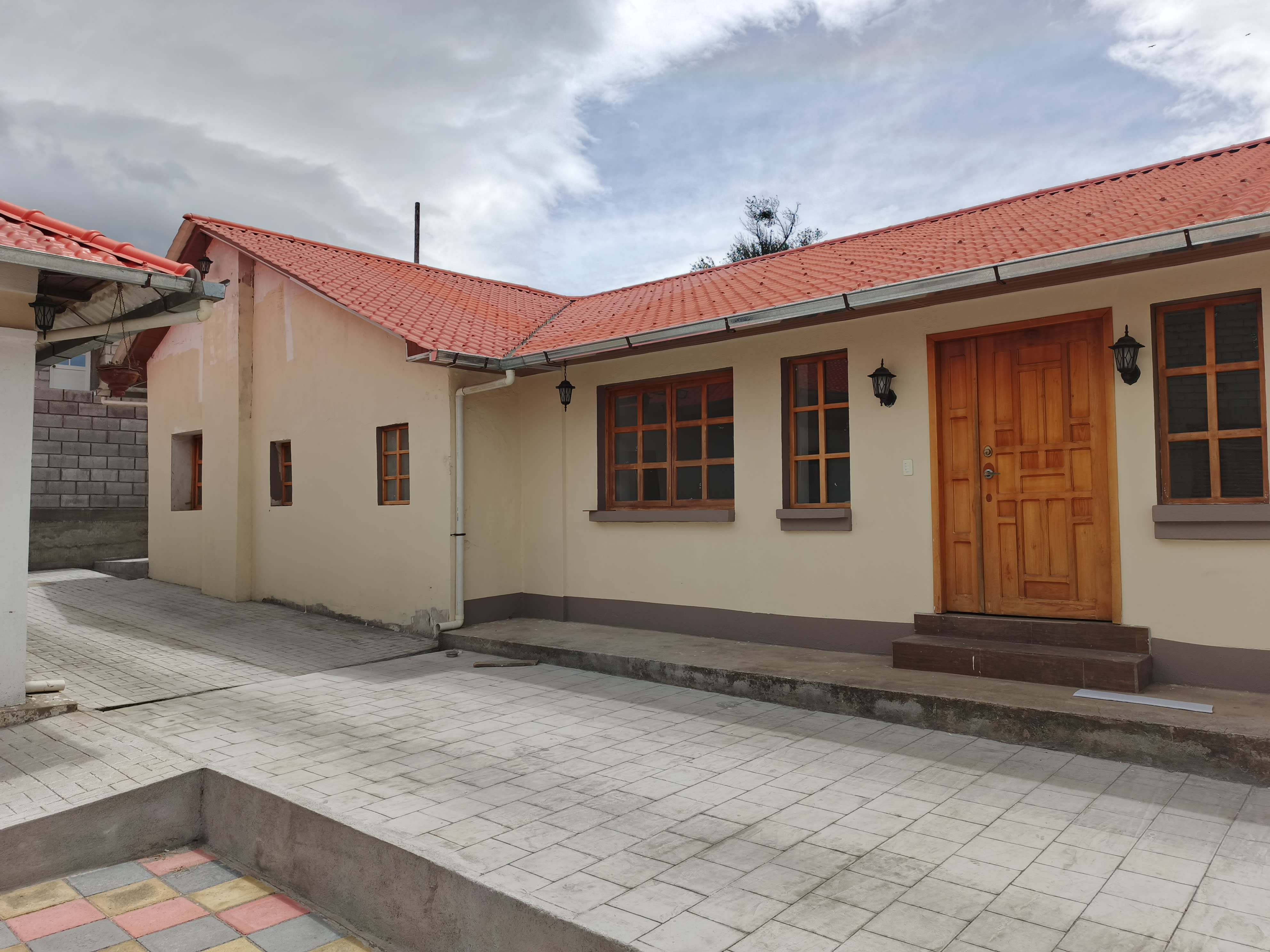 SE ARRIENDA HERMOSA CASA 